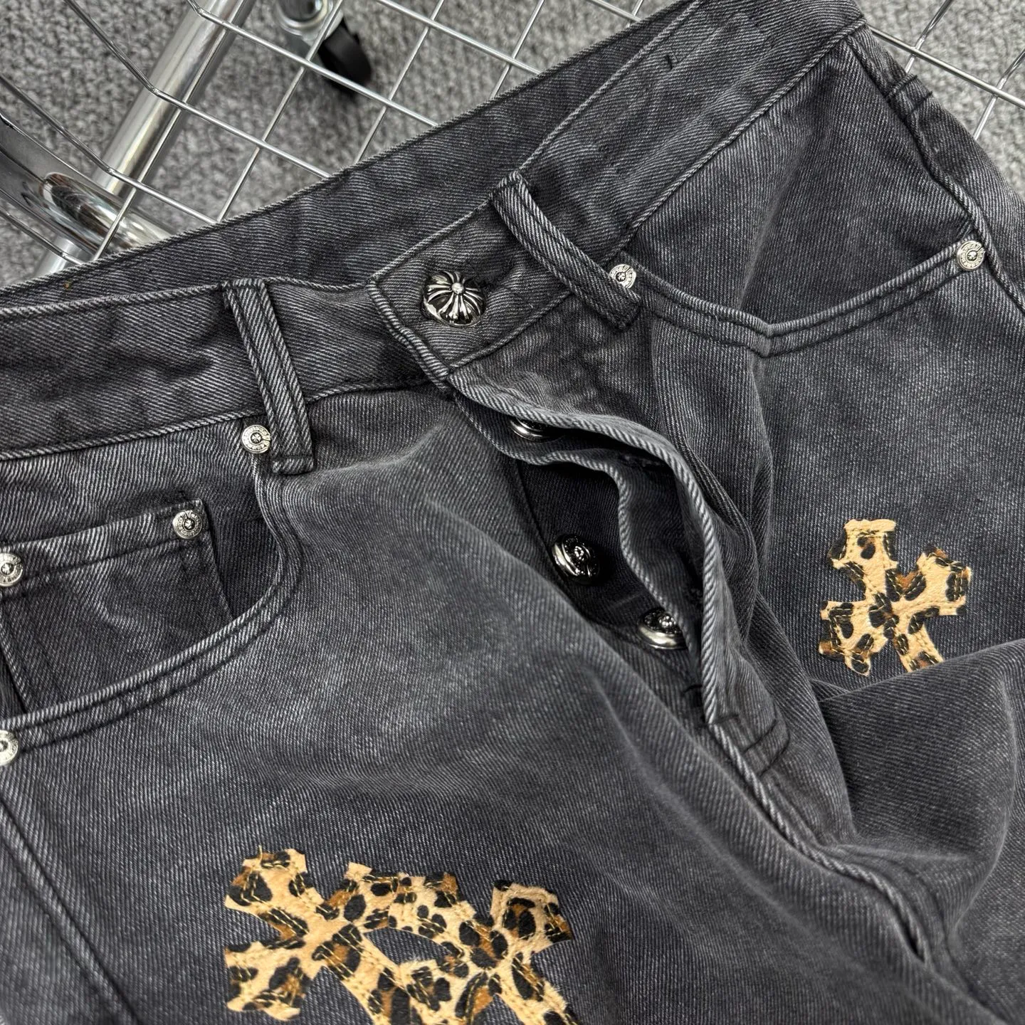 P240 model number: H859 Chrome Hearts CH Chrome Hearts black leopard print leather jeans! The counter price is 4W level, the patchwork is embellished with cross patterns, and the jeans are washed! !  An absolutely high-end luxury product, a 1.9W-level god-level single product, a super popular product, made by top heavy industry, a magic weapon that cannot be missed! [About Zangyin] This is an extremely luxurious fashion brand that can also be called the aristocracy of the high street. It has always been an exclusive brand for some hipsters or rich second generations. Compared with ordinary high streets, it is more luxurious and noble. Compared with luxury brands, it has a more fashionable personality and has always been a brand that I have a special liking for. -Color: black -Size: 28-30-32-34-36